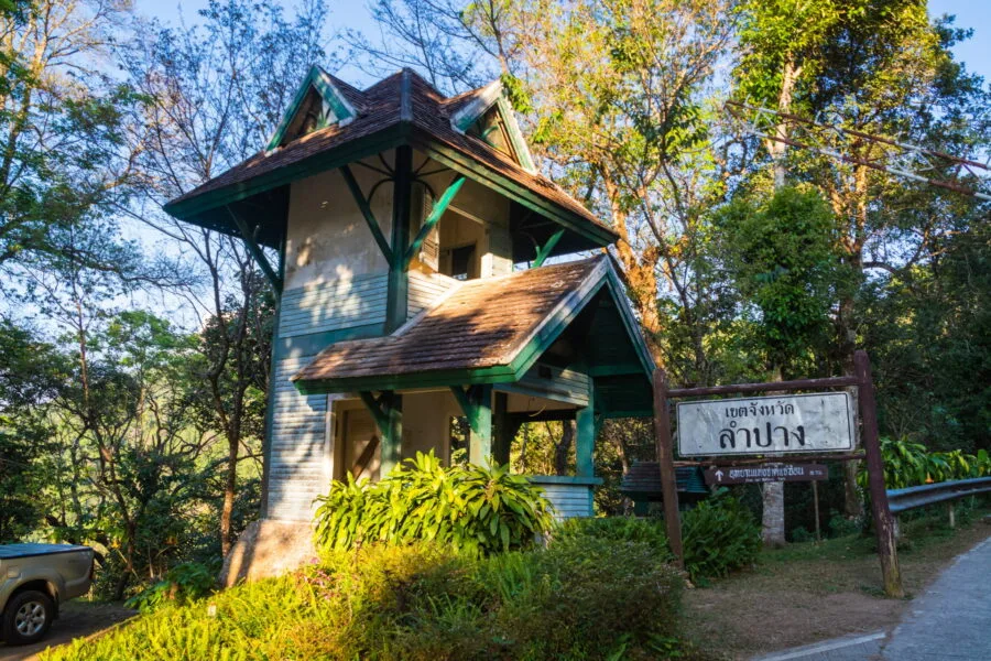 entrance chae son national park chiang mai province