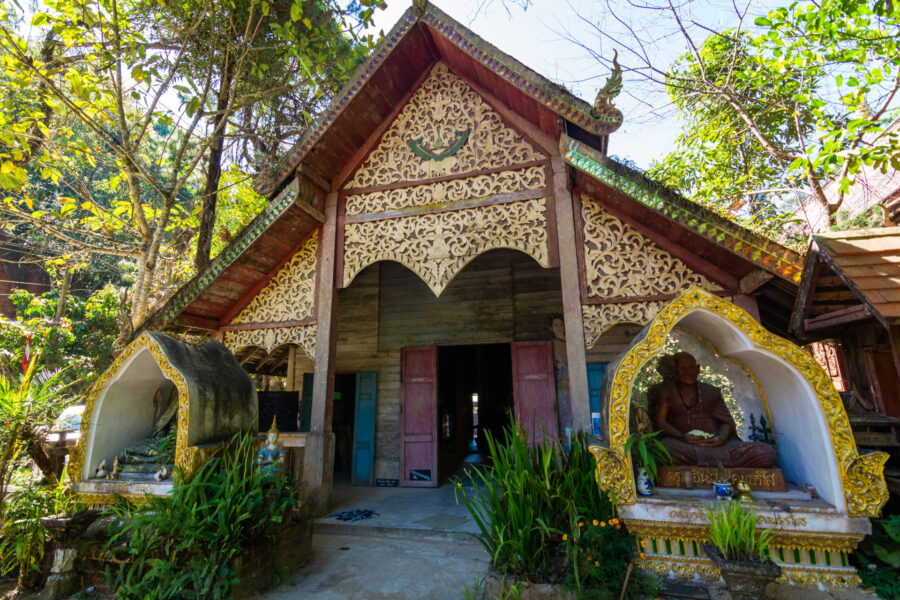 facade du viharn du wat khantha phueksa ban mae kampong