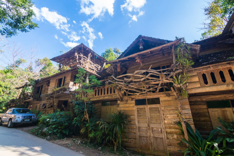 grande maison en bois au village mae kampong chiang mai