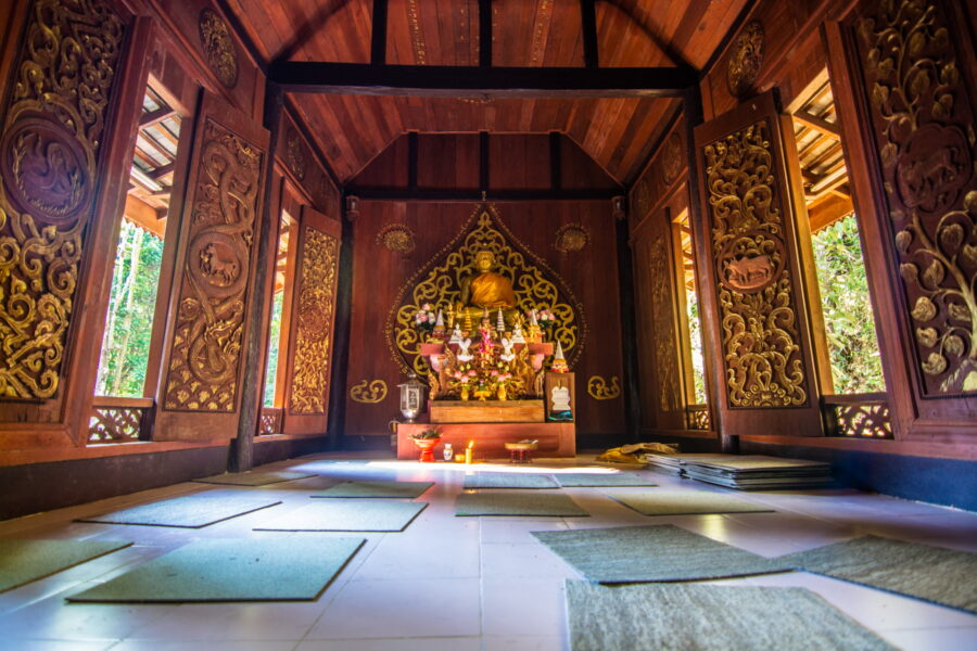 interieur ubosot au wat khantha phueksa ban mae kampong