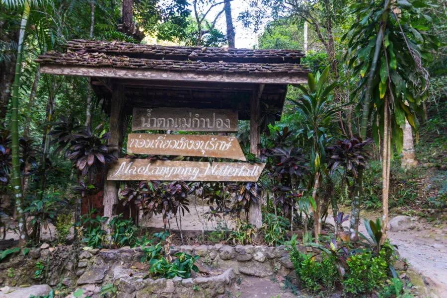 departure sign for the Mae Kampong waterfall walk