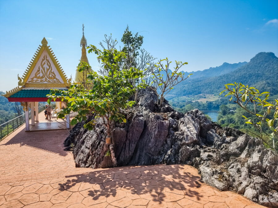 plateforme du chedi au wat tha khanun kanchanaburi