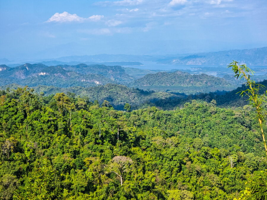 point de vue sur le lac depuis route de pilok kanchanaburi
