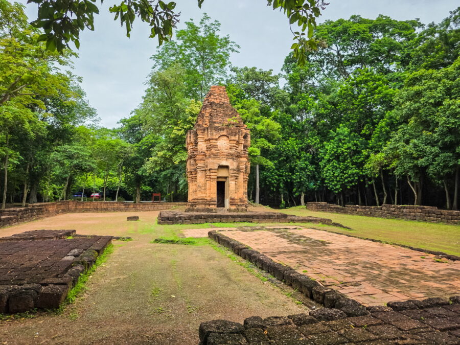 prang ruesi historical park si thep