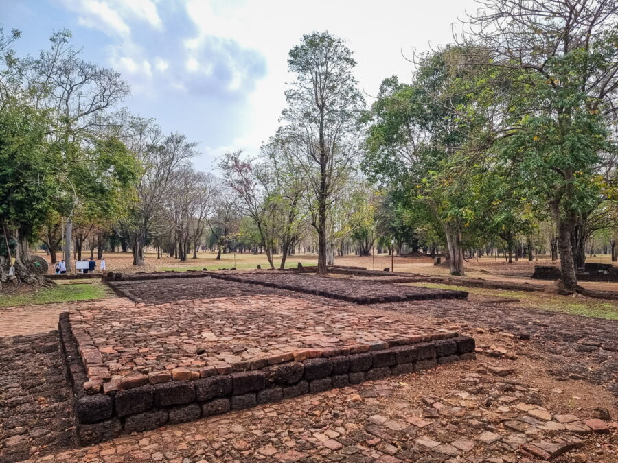 ruines autour khao khlang nai parc historique si thep