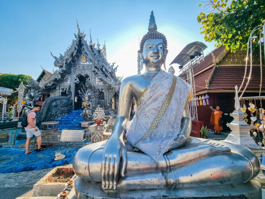 statue bouddha argenté devant plaque argentée billet wat si suphan silver temple chiang mai