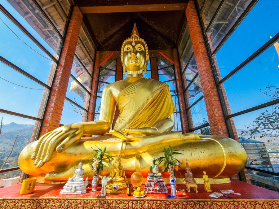 statue de bouddha dorée au wat tha khanun kanchanaburi