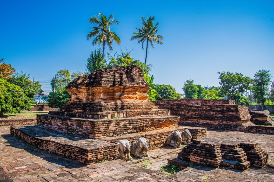 vieux chedi aux ruines du wat huanong wiang kum kam chiang mai