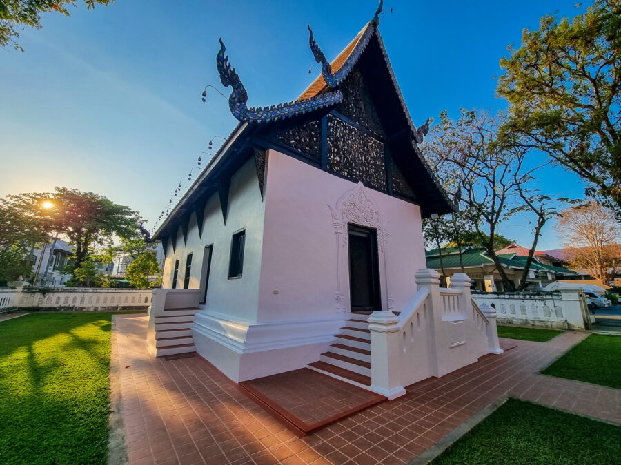 viharn luang pho somprathan wat chedi luang chiang mai