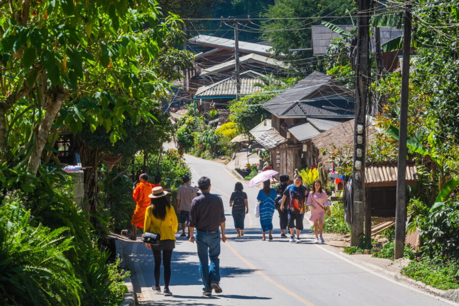 visiteurs au village mae kampong chiang mai