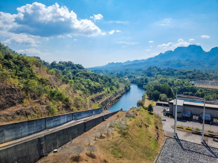 vue du barrage vajiralongkorn kanchanaburi