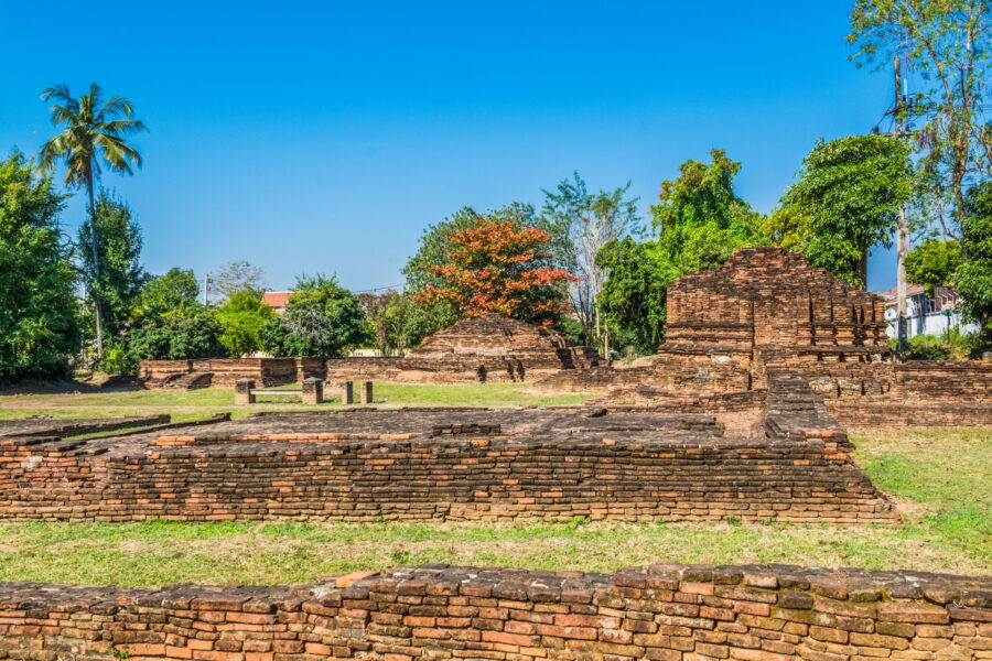 vue generale ruines du wat huanong wiang kum kam chiang mai