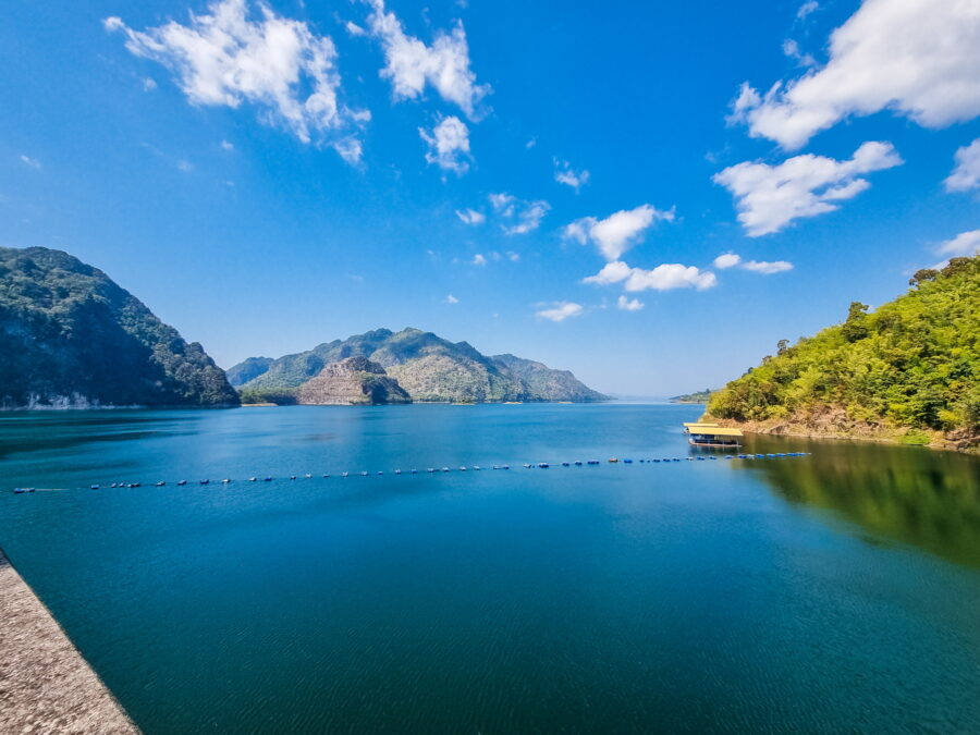 vue sur le lac depuis barrage vajiralongkorn kanchanaburi