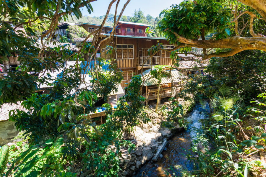 vue sur ruisseau traversant village mae kampong chiang mai