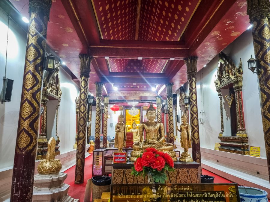 allee couverte menant viharn du wat phanan choeng ayutthaya