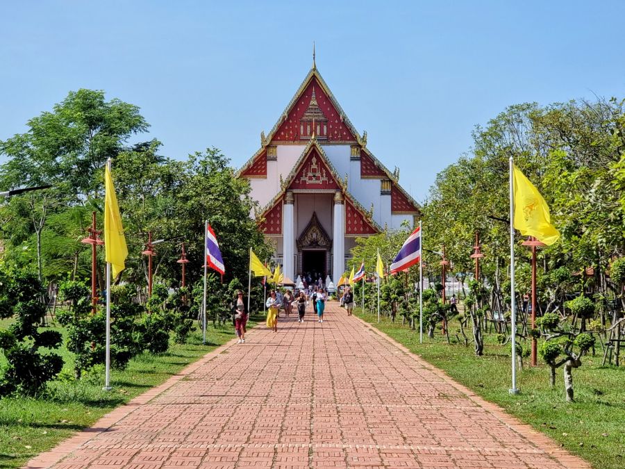 allee menant au wihan phra mongkhon bophit ayutthaya