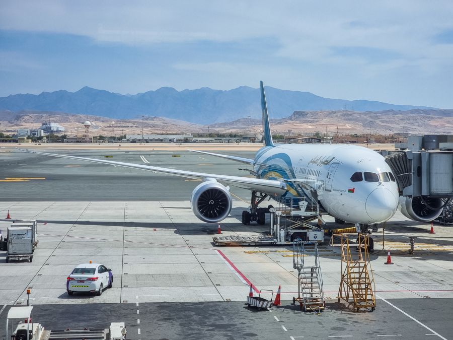 avion sur tarmac aeroport mascate oman