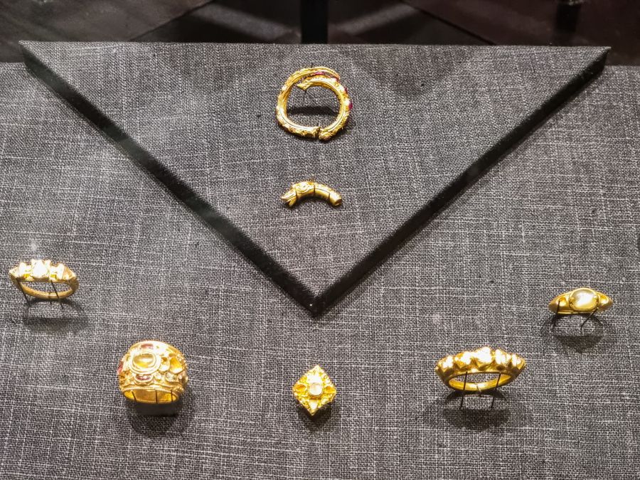 bijoux en or musee chao sam phraya ayutthaya