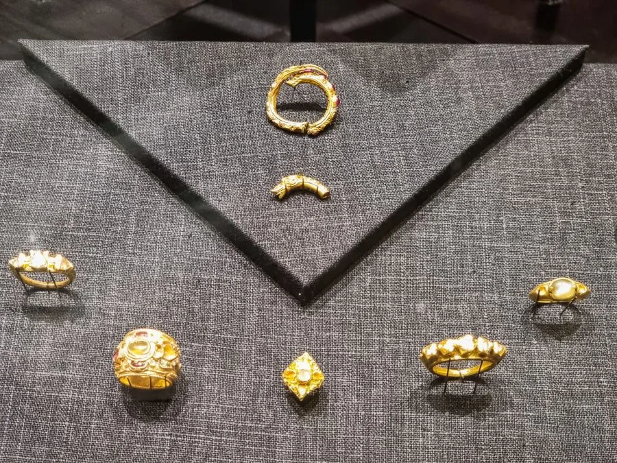 gold jewelry chao sam phraya museum ayutthaya