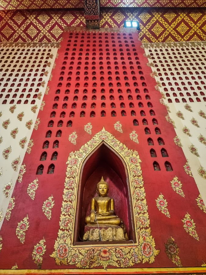 bouddha dans niche mur du wat phanan choeng ayutthaya