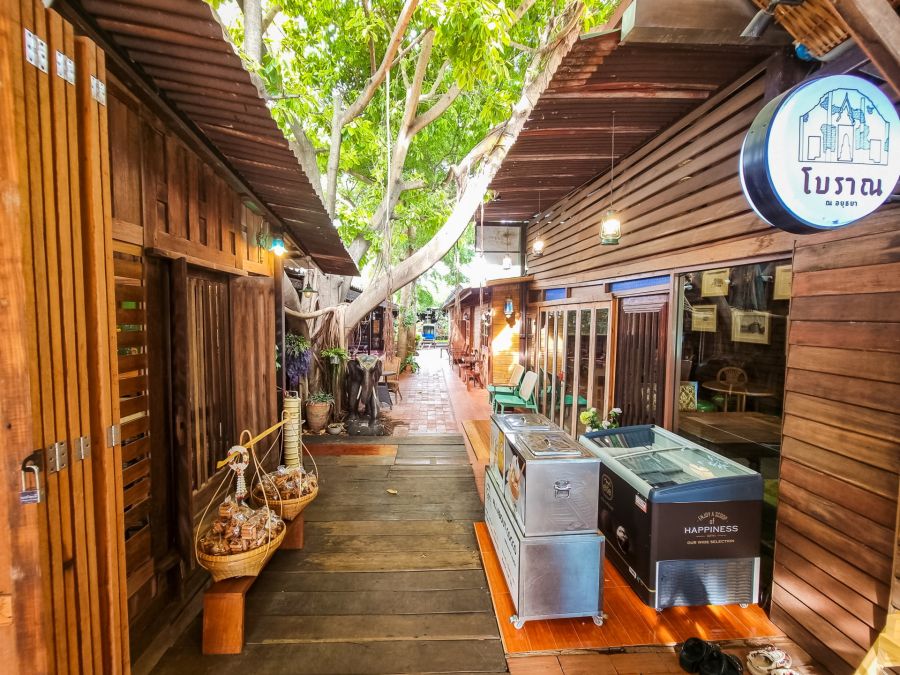 cafe restaurant boran face au wat ratchaburana ayutthaya