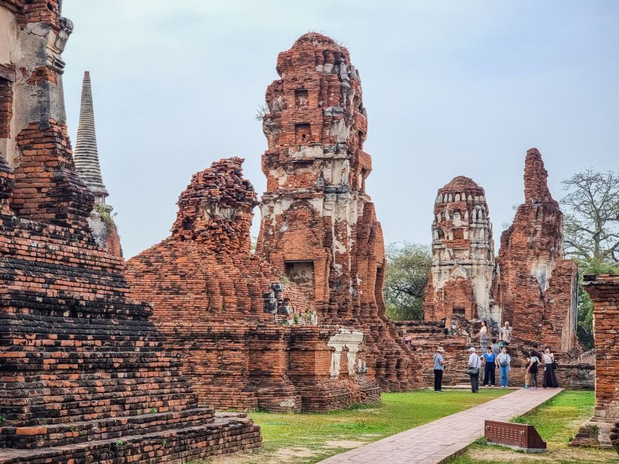 chedis et ubosot au wat mahathat ayutthaya
