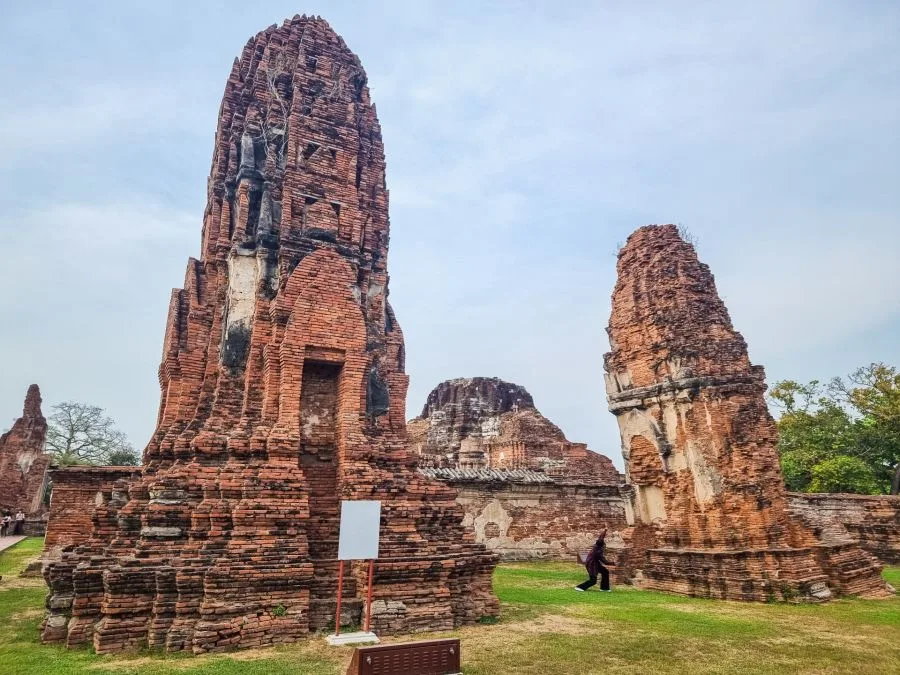 leaning chedis wat mahathat ayutthaya