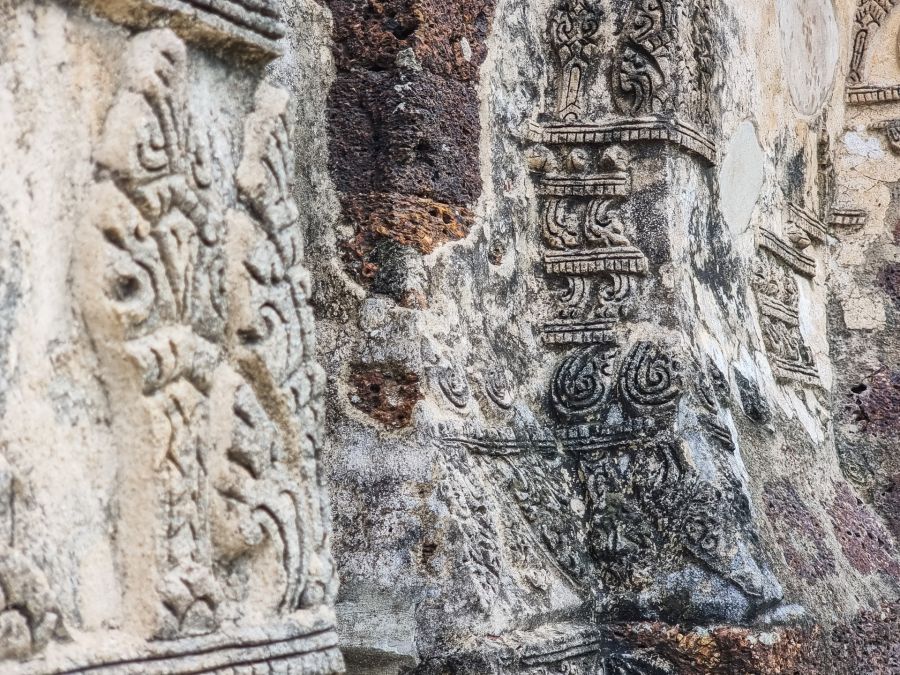 detail bas relief sur le prang du wat ratchaburana ayutthaya