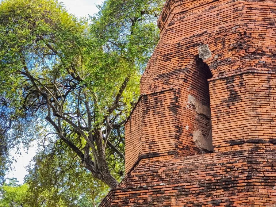 detail bricks chedi at wat ratchaburana ayutthaya