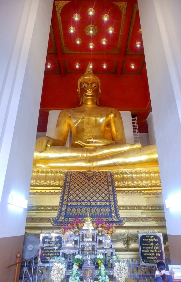 grand boudhda interieur wihan phra mongkhon bophit ayutthaya
