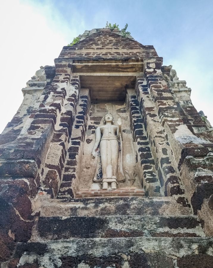 niche avec bouddha sur prang du wat ratchaburana ayutthaya