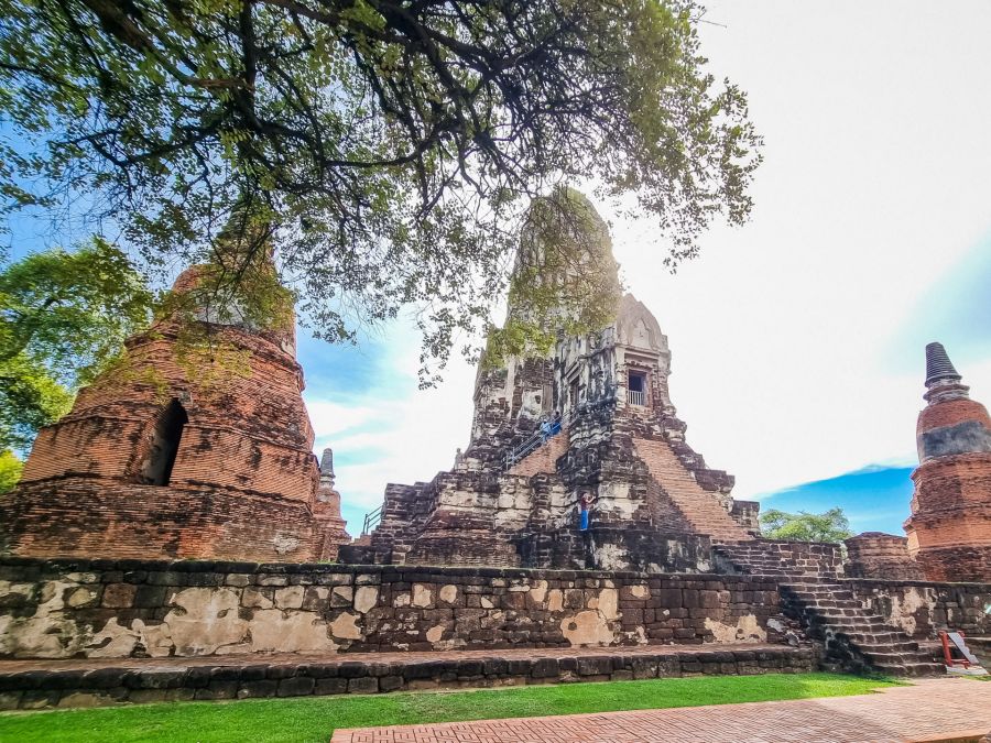 prang central du wat ratchaburana ayutthaya