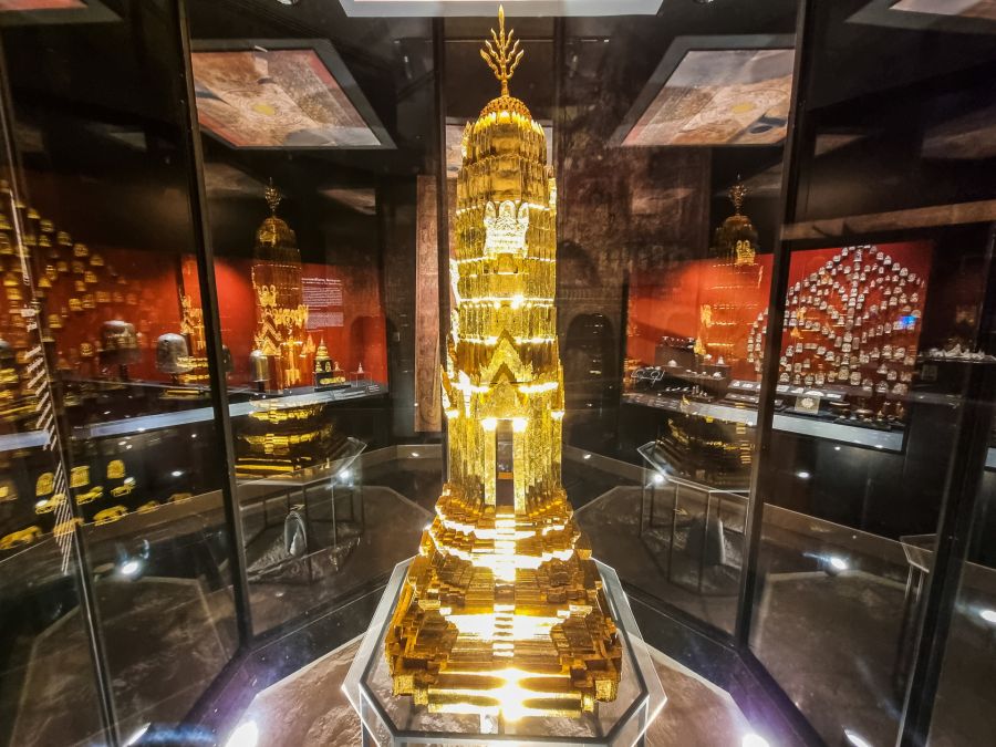 prang en or musee national ayutthaya thailande