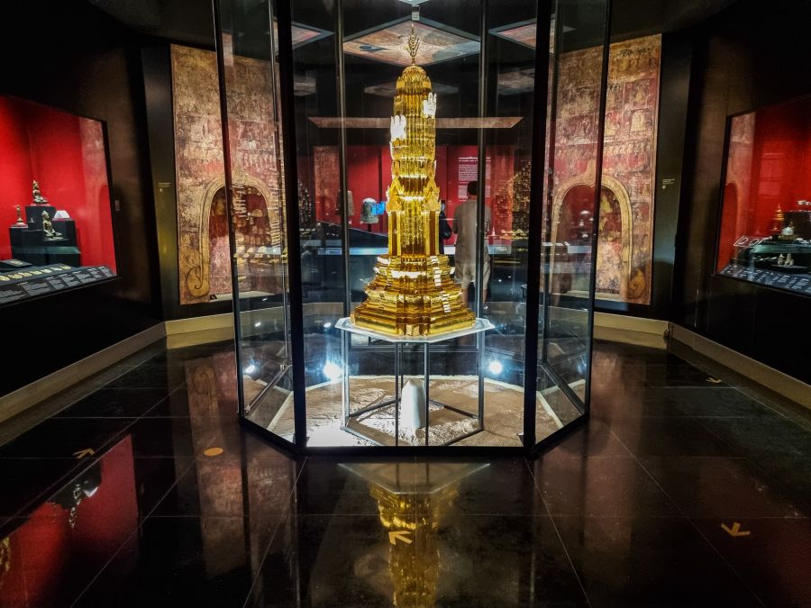 prang miniature avec sculpture en or musee chao sam phraya ayutthaya