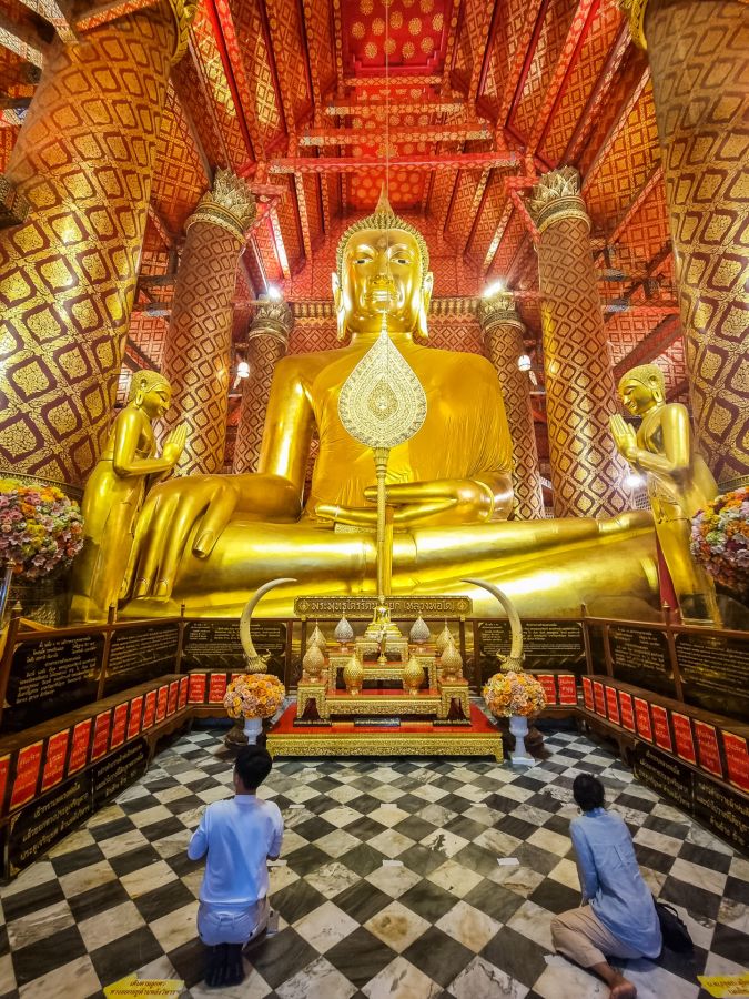 prieres devant le phra chao phanan choeng ayutthaya