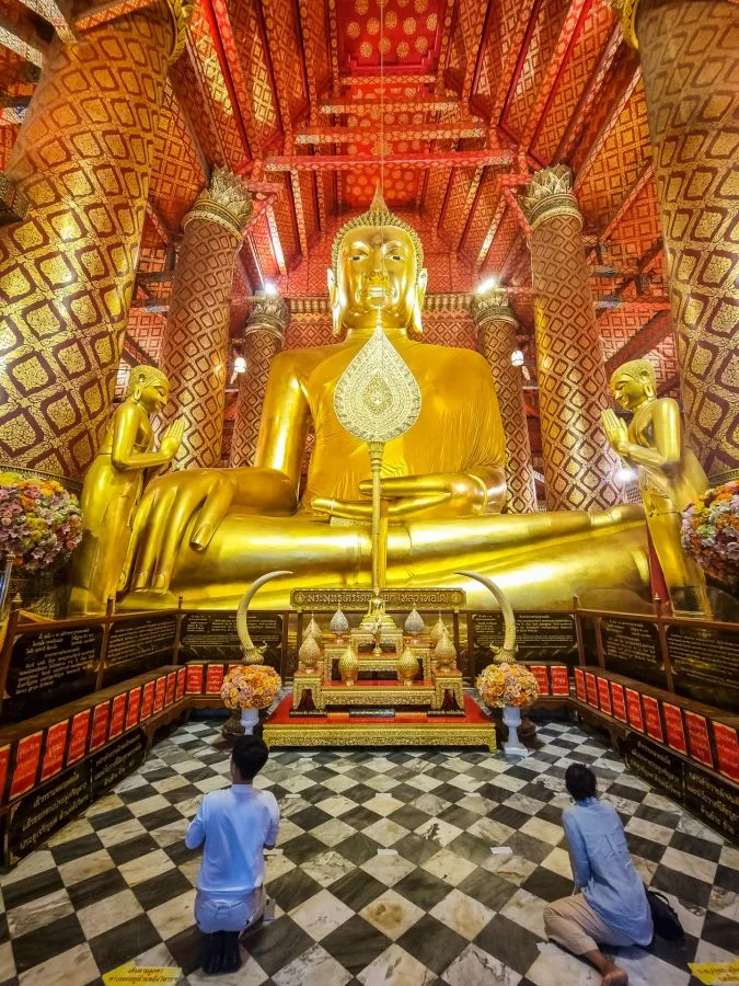 prayers in front of the Phra Chao Phanan Choeng Ayutthaya
