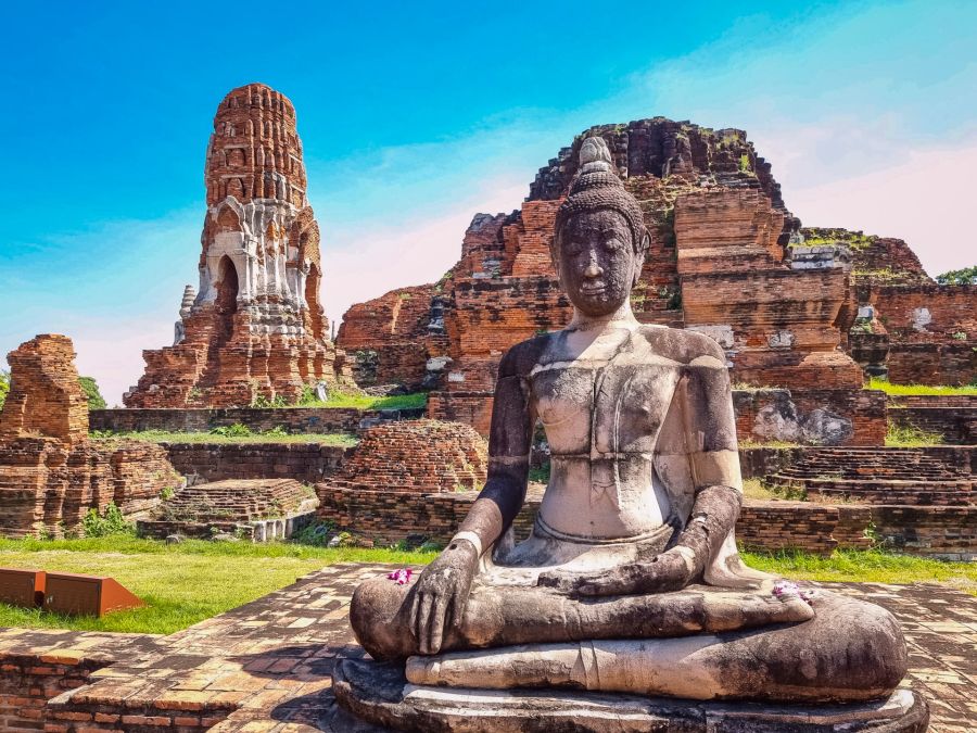 statue de bouddha assise au wat mahathat ayutthaya