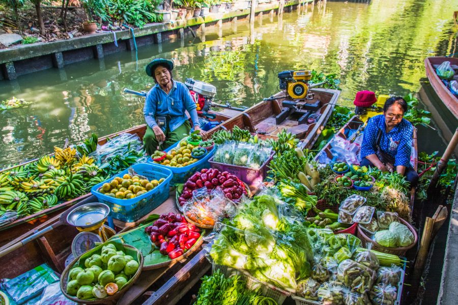 vendeuses-de-fruits-et-legumes-sur-barques-marche-flottant-de-lat-mayom
