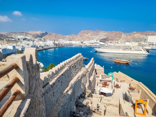 vue sur la baie de mutrah depuis son fort - oman vue sur la baie de mutrah depuis son fort oman