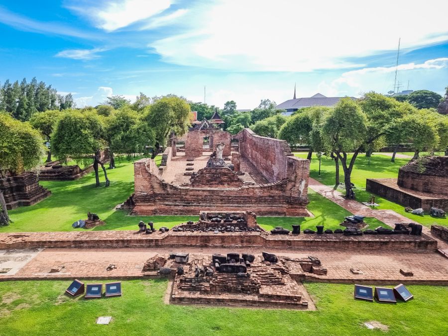 vue sur ubosot au wat ratchaburana ayutthaya