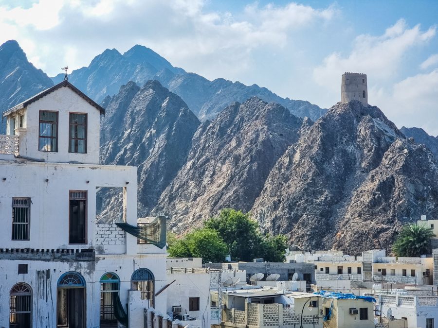 vue sur une tour de mutrah - oman vue sur une tour de mutrah oman