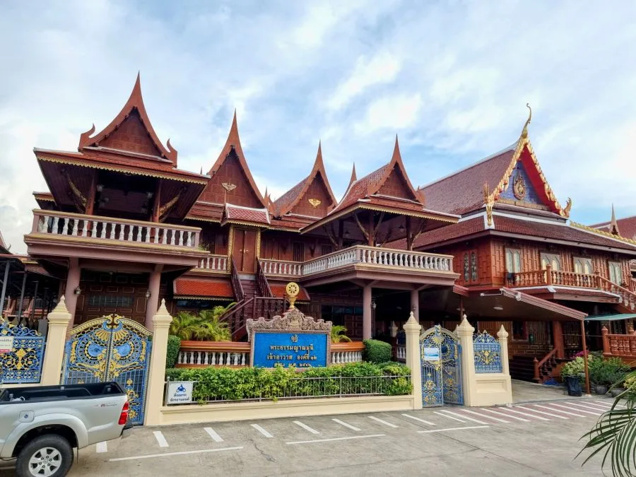 residential area monks wat phanan choeng ayutthaya