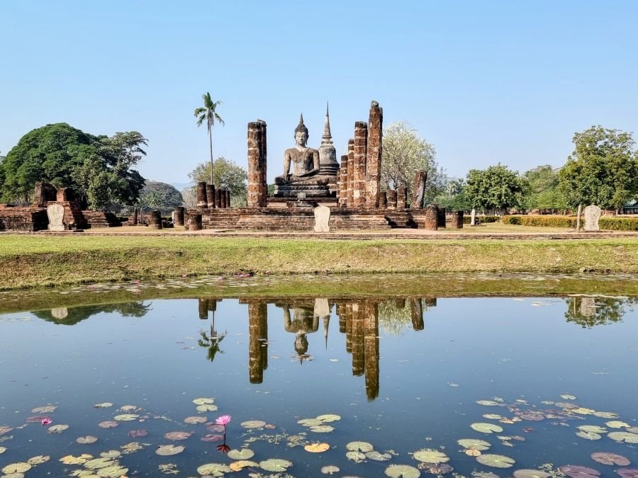 reflet bouddha au wat mahathat au parc historique de sukhothai