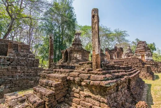 ruins wat chedi chet thaeo - si satchanalai - thailand