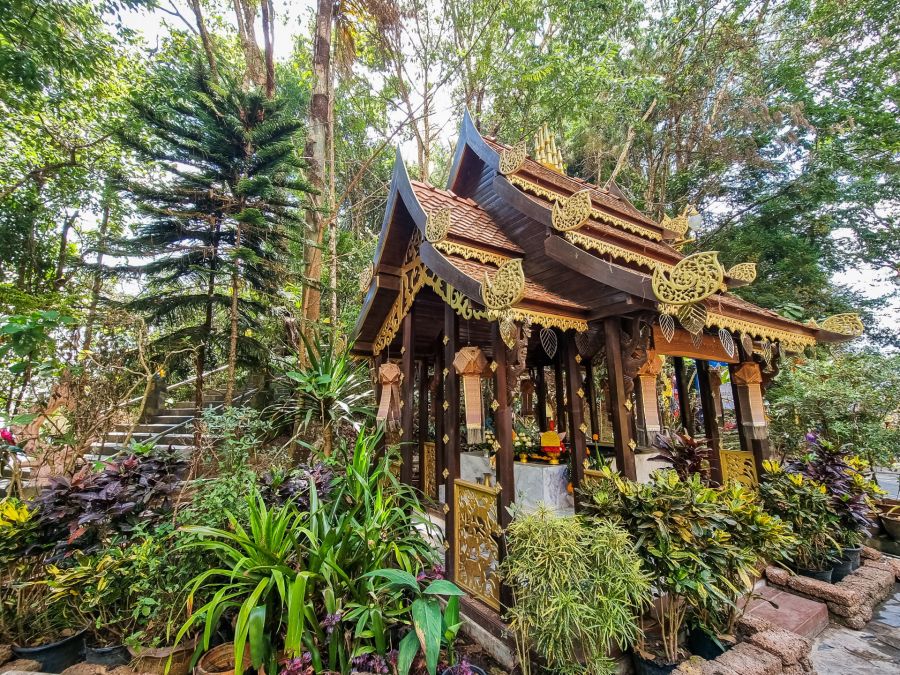 abri empreinte bouddha au wat phu thap boek phetchabun