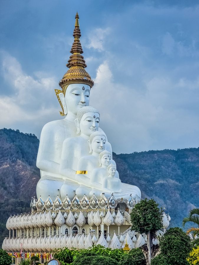 alignements de bouddha au wat pha sorn kaew phetchabun