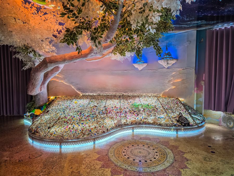 arbre et decoration interieur du chedi au wat pha sorn kaew phetchabun