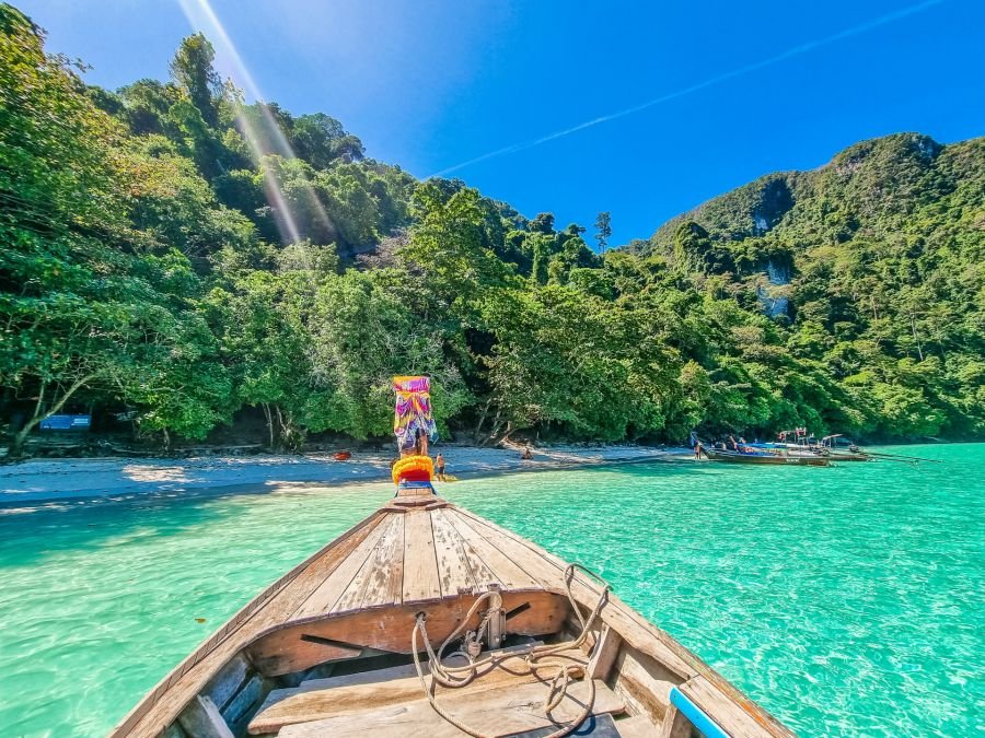 arrivee sur monkey beach excursion journee ko phi phi