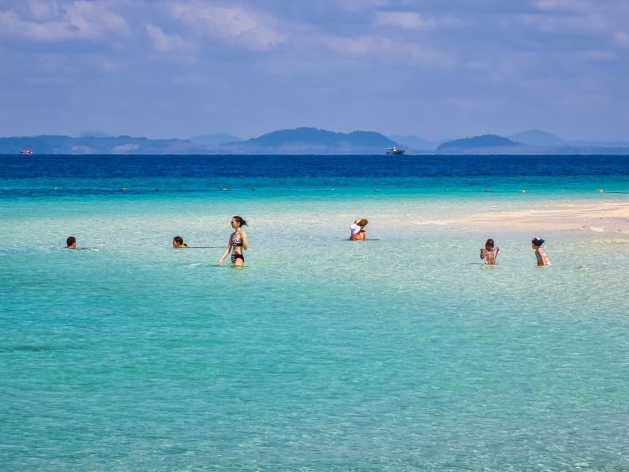 baigneurs sur bamboo island excursion journée depuis ko phi phi