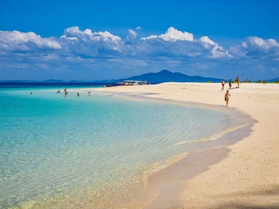 balade sur plage bamboo island excursion journée depuis ko phi phi